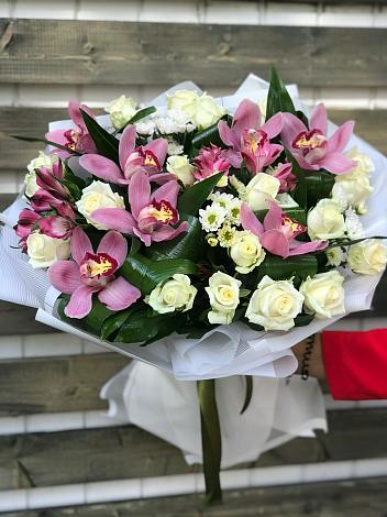 Букет цветов из: Розы и Хризантемы в Суворовской