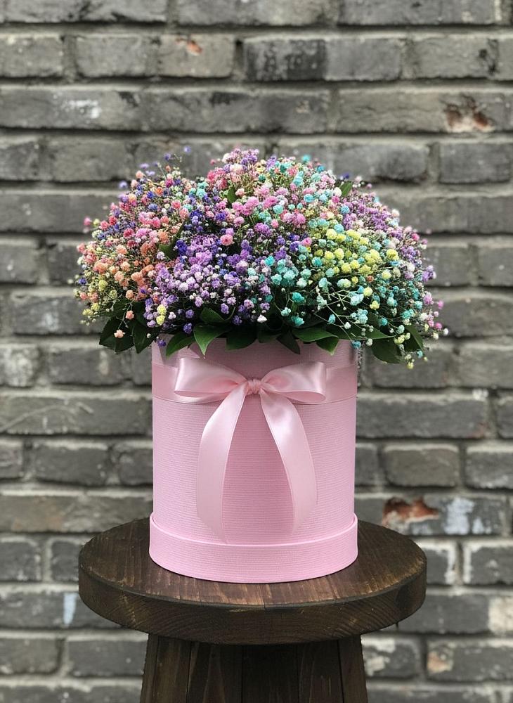 Цветочная композиция из Гипсофила и Розы в шляпной коробке в Суворовской