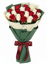 Букет Микс из красных и белых роз в Суворовской