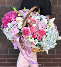 Цветочная композиция из Розы, Хризантемы, Пионы и Лизиантусы в корзине в Суворовской