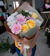 Букет цветов из:  Герберы, Розы и Хризантемы в Суворовской