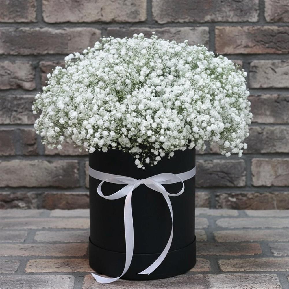 Цветочная композиция из Гипсофила в шляпной коробке в Суворовской