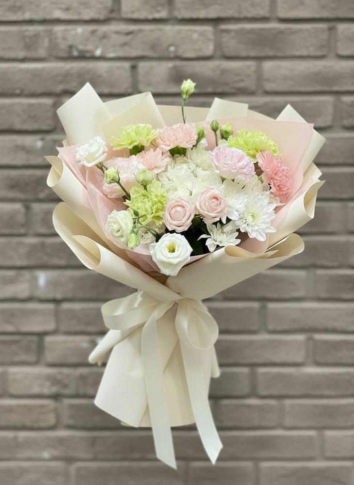 Букет цветов из: Гвоздики, Розы, Лизиантусы и Хризантемы в Суворовской