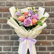 Букет цветов из:  Лизиантусы и Розы в Суворовской