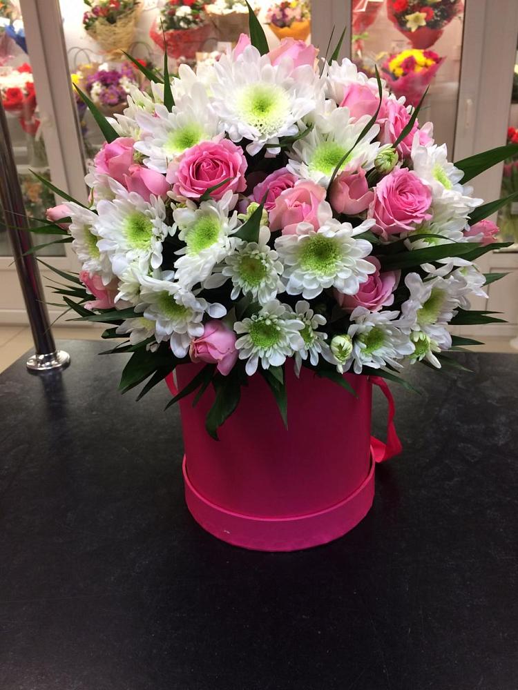 Цветочная композиция из Розы и Хризантемы в шляпной коробке в Суворовской